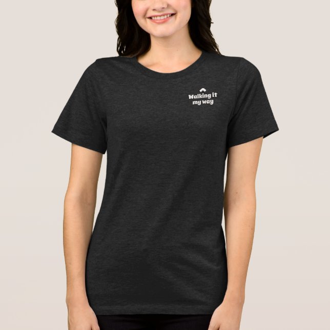 Walking It My Way T-shirt med text om lugn självsä (Framsida)