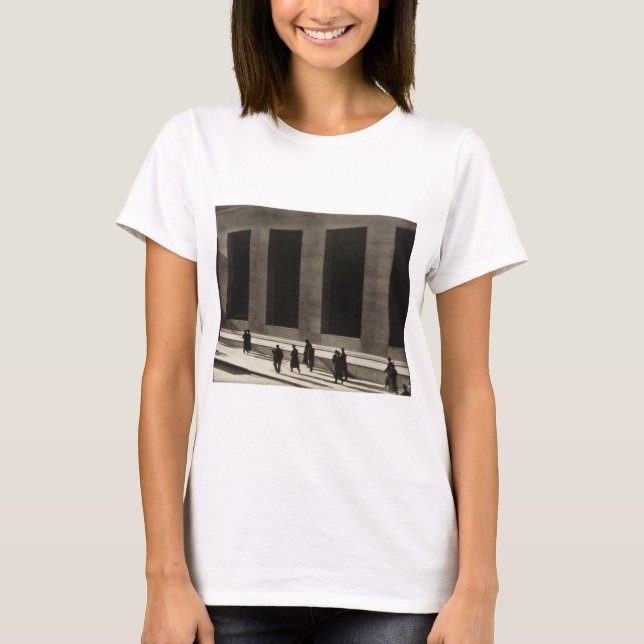 Wall street (av Paul Strand 1915) T Shirt (Framsida)