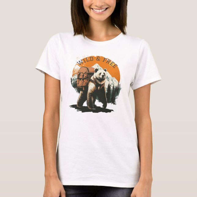 Wander Wild, Trek Free – Hiking Bear T-Shirt (Framsida)