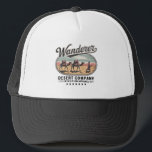 Wanderer Desert Vintage Keps<br><div class="desc">Retro camel caravan korsar en dammig öken under avskjutna stjärnor. Distressade raster med fet vintage och ovala ram. En nostalgisk syn på resenärer och öknar själssökande.</div>
