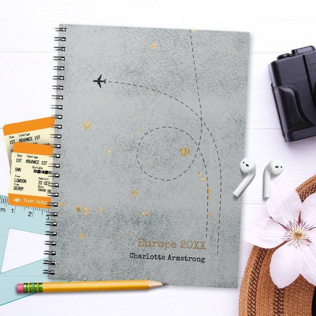 Wanderlust Namn Flygplan Light Grått Guld Travel Anteckningsbok (Wanderlust Name Airplane Light Gray Gold Travel Notebook ©Susanne Sachers - Sunny Wanderlust 🌞✈️)
