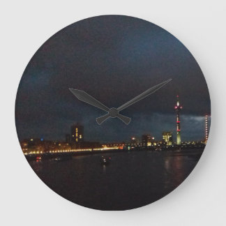 Wanduhr Skyline Düsseldorf bei Nacht Stor Klocka