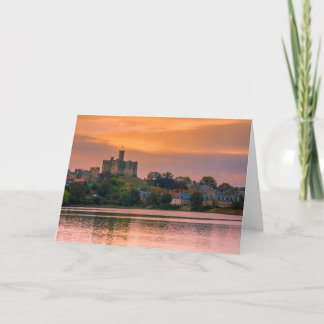 Warkworth by och slott på solnedgången kort
