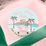Warm Önskemål Tropical Handflatan Träd & Rosa Retr Runt Klistermärke<br><div class="desc">Utformningen har vår handdragna,  varma tropiska miljö med framsidan av en rosa för återfärgsbelysning i chic med bagagelast och en Julgran som sitter ovanpå bilen. "Varm Helgdag Önskemål" visas i elegant rosa calligraphy. Anpassa med namnteckning av valfri familj. Alla illustrationer/teckningar är originalritade av Moodthology Papery</div>