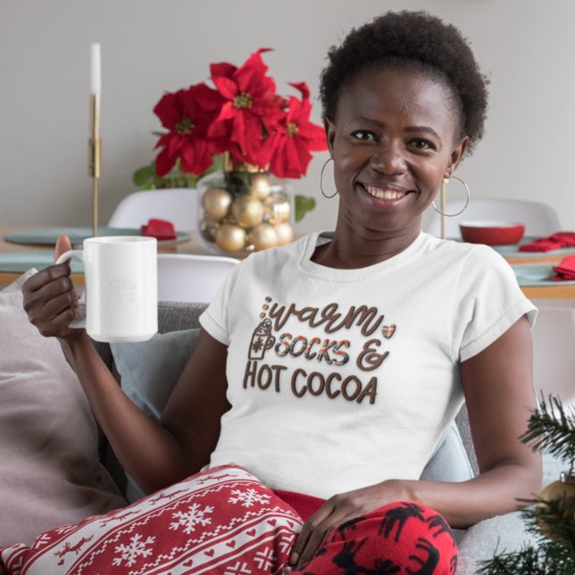 Warm Socks Hot Cocoa Christmas T Shirt (Skapare uppladdad)
