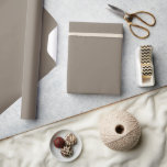 Warm Stone Brown Solid Färg Presentpapper<br><div class="desc">Fast färg som är papper i ett stort antal färger för alla dina bröllop och duschgåvor. Färger för 2025 är mörk och djärv,  och det är vad ni kommer att finna i mina senaste konstruktioner med färg namn från olika designföretag.</div>