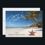Warm Sunny Beach med Starfish-julkort Julkort<br><div class="desc">Varma helgdag önskemål från stranden. I ett vitt skript står "God jul". Det finns en ljusstark blå himmel med handflatan träd längs sanden. Havet med kristallblått vatten kraschar längs sanden. Det finns en stjärnfisk till grund högerna av inbjudan. Kolla in de många andra strandscener och produkter vi har i vår...</div>