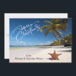 Warm Sunny Beach med Starfish-julkort Julkort<br><div class="desc">Varma helgdag önskemål från stranden. I ett vitt skript står "God jul". Det finns en ljusstark blå himmel med handflatan träd längs sanden. Havet med kristallblått vatten kraschar längs sanden. Det finns en stjärnfisk till grund högerna av inbjudan. Kolla in de många andra strandscener och produkter vi har i vår...</div>