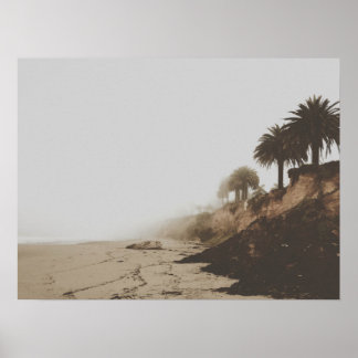 Warm Toned Foggy Beach med Handflatan Träd Poster