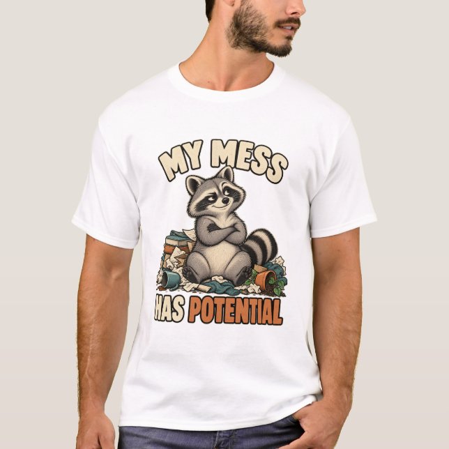 Waschbär im Durcheinander – My Mess Has Potential T Shirt (Framsida)