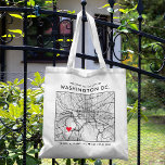 Washington, DC Kärlek Locator | City Karta Bröllop Tygkasse<br><div class="desc">En roligt till väskan för ett bröllop eller något annat tillfälle som tar ställe i den vackra staden Washington, DC. Den här tälten har ett omkrets karta i stadskärnan i en ram med svart ram. På toppen står ett kort välkommet hälsning och stadens namn. På grund-sidan finns stadens latitud- och...</div>
