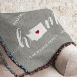 Washington Home State Personlig Rustic Filt<br><div class="desc">Visa lite stolthet över hemlandet med den här söta rustiska grått-filten med "hem" i vita kalligrafskript med en silhouette karta i delstaten Washington som står i för "O" i brev. En röd hjärtillustration i delstaten karta kompletterar designen. Du kan ändra hjärtans position till din hemstad genom att öppna designen verktyg...</div>