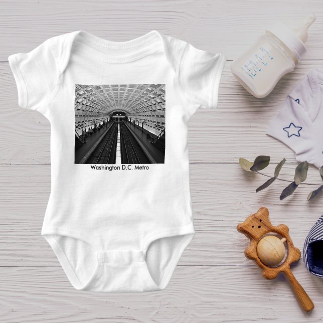 Washington Metro Station Tittar i Rails Tee (Washington Metro Station Looking at the Rails Baby Bodysuit)
