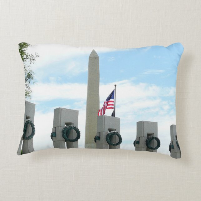 Washingtonmonumentet och WWII-minnesmärket i DC Prydnadskudde (Baksidan)