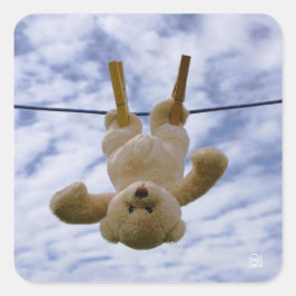 Waslijn met knuffelbeer die hangt te drogen. fyrkantigt klistermärke