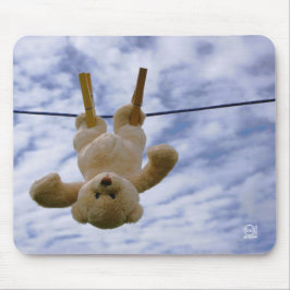 Waslijn met knuffelbeer die hangt te drogen. musmatta