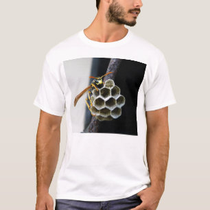 Waspen bygga bo och arbetaren t-shirt