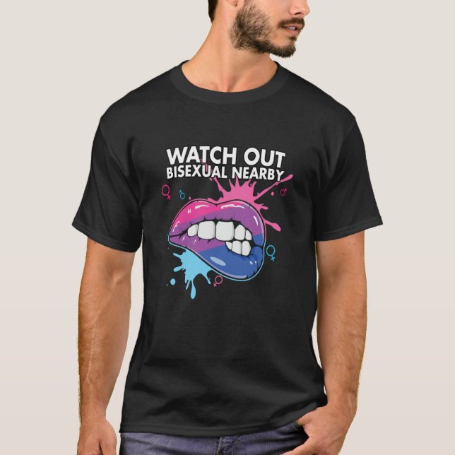 Watch Out Bisexual NearBi Bisexual Pride Bisexuali T Shirt (Framsida)