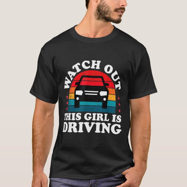 Watch Out This Girl Is Driving Funny New Driver Gi T Shirt (Framsida)