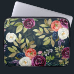 Watercolor Autumn Ro Mönster Laptop sleeve<br><div class="desc">Vattentärsfärg Hösten Ro Mönster Laptop sleeve. En elegant blommigt laptop sleeve med vattenfärgade illustrationer av burgundi,  lila,  orange och elfenben ro med bär- och bladaccenter. Det här botaniska laptop sleeve är perfekt som gåva.</div>