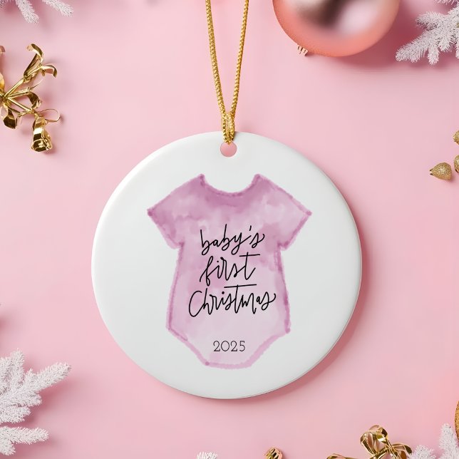 Watercolor Baby första julprydnad Julgransprydnad Keramik (Baby's First Christmas Ornament | Custom Pink Onesie Keepsake | Personalized gift for baby girl)