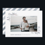 Watercolor Blommigt Lycklig Hanukkah Julkort<br><div class="desc">Skicka önskemål till din familj och dina vänner med detta minimalistiska helgdag-kort. Ett foto på framsidan,  åtföljt av elegant blå kalligrafi och vattenfärgsfärgad helgdag och vattenfärgsstripe mönster på baksidan. Det moderna och minimalistiska stil kommer verkligen att låta dina familjefotografier skina.</div>