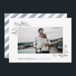 Watercolor Blommigt Lycklig Hanukkah Julkort<br><div class="desc">Skicka önskemål till din familj och dina vänner med det här minimalistiska helgdag-kortet. Ett foto på framsidan,  åtföljt av elegant blå kalligrafi och vattenfärgsfärgad helgdag och vattenfärgsstripe mönster på baksidan. Det moderna och minimalistiska stil kommer verkligen att låta dina familjefotografier skina.</div>