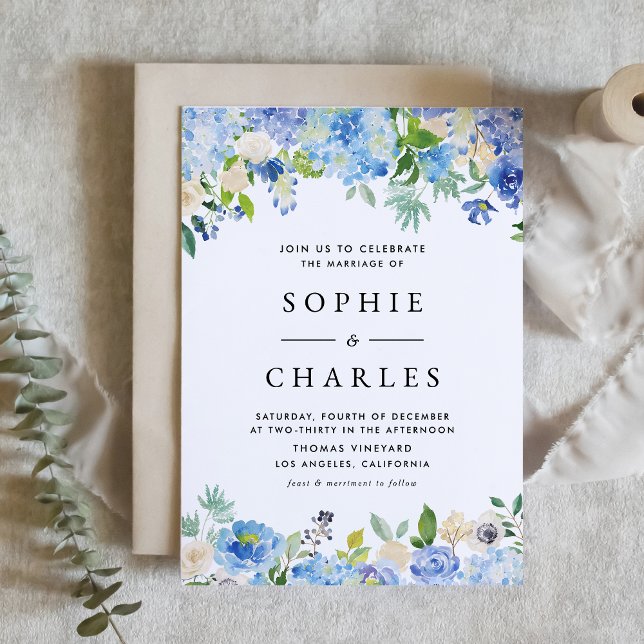 Watercolor Blue Hydrangea Blommigt Garland Bröllop Inbjudningar (Customizable floral wedding invitation featuring watercolor blue hydrangeas and ivory roses)