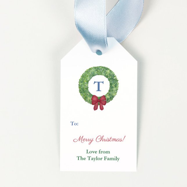 Watercolor Boxwood WAN Red Bow God jul Presentetikett (Boxwood wreath with red bow and monogram green white greek key backer merry christmas gift tags)