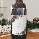 Watercolor Gräs Cone Greenery Winter Wedding Vinflaska Etikett<br><div class="desc">Den här eleganten är vin-etiketterna på det roliga vinterbröllopet som är perfekten för att personalisera ditt speciella vin på din bröllopsmottagning. Den rustiska vinterdesignen har ett guld-geometriskt ram som är dekorerat med pinekoner, gräs-sprickor och andra grönska samt snöbär. Hitta matchande produkter i samlingen, eller meddela mig genom Zazzle-Chattan om du...</div>
