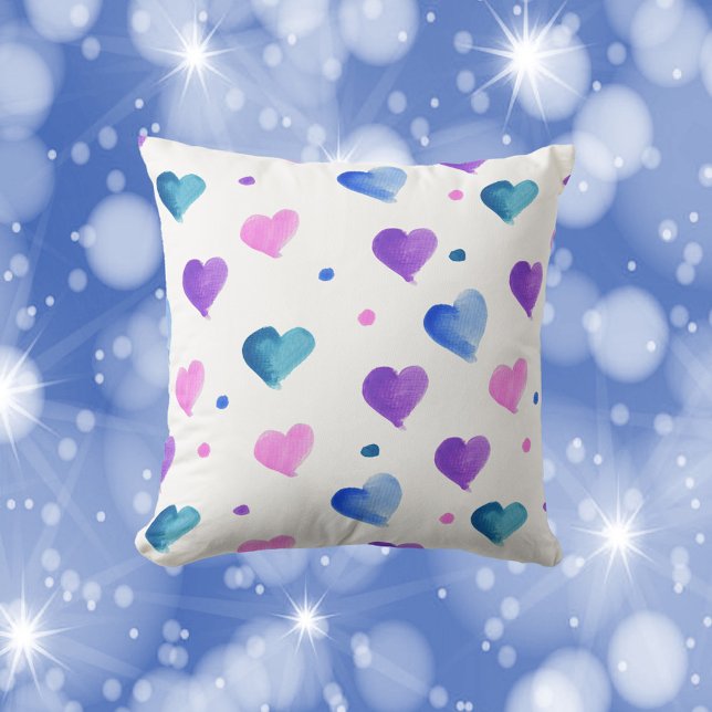 Watercolor Hearts Mönster Rosa Blue Lila Kudde (A pillow with a pattern of water color hearts and dots in pink, blue and purple.)