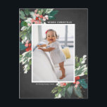 Watercolor Hollies Faux Chalkboard-julfoto Helg Vykort<br><div class="desc">Skicka din kära julhälsning den här säsongen med det här vackra,  vackra julfotovykortet. Den har vattenfärgshollier,  faux guld-folie-accents,  matchande fétive helgdag,  faux chalkboard papper och modern typografi. Texterna är helt redigerbara. Anpassa det här hollyfoto-vykortet genom att lägga till ditt foto,  namn och år.</div>