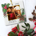 Watercolor Holly & Gräs Guld Photo Ram Festive Julgransprydnad Keramik<br><div class="desc">Dessa festliga prydnadsföremål är ett underbart sätt att sända helgdag cheer. De har ditt foto i en guld-faux foil ram omgiven av handmålad löv,  pinekoner,  bär och gräs grenar. Rubriken lyder "God jul" med plats för ditt namn och året.</div>