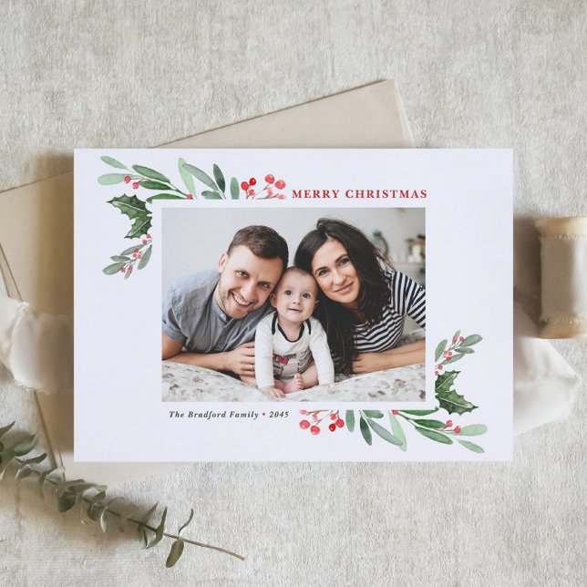 Watercolor Holly och Greenery II Season Hälsning Helgkort (Customizable photo Christmas card featuring watercolor red winterberry and greenery)
