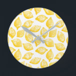 Watercolor Lemon Mönster Citrus Rund Klocka<br><div class="desc">Söt vattenfärgscitron mönster mot vit bakgrund för en fruktig sommarbild av synvitamin C. Originalkonst av Nic Squirrell.</div>