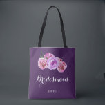 Watercolor lila plum bouquet bröllop bridesmaid tygkasse<br><div class="desc">Rustik elegant faller på bröllopsblommor (bridesmaid) / maid of honor/blomma (tote) i väskan med ett gäng stora rosa violettblommor på mörkens lila plommonbakgrund. Anpassa den med namn på framsidan och med brudgummens och brudgummens namn och bröllop på baksidan. — Observera att bakgrunden till färg är redigerbar. Du kan ändra den...</div>