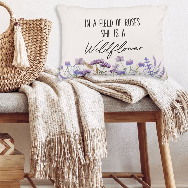 Watercolor Lila Wildblomme Garden Nature Quote Prydnadskudde (In situ on bench)