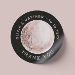 Watercolor Måne | Black Tack Wedding Favor Runt Klistermärke<br><div class="desc">Ta med dig ett djärvt och spännande inslag till dina bröllopsfavoriter med detta svarta mystiska måne-tack. Med en mjuk måne-fullt-design parad med ett elegant-skript blandas romantik och mysterium. Perfekt för par som vill ha något icke-traditionellt men förfinat. Designat för att komplettera teman om celestial och moody bröllop fungerar detta mångsidiga...</div>