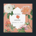 Watercolor Peach Rosa Peonies Flowers Bröllop Magnet<br><div class="desc">Ett vackert vattenfärgspersikor och rosa peonies-blomma bröllop med guld geometriskt ram på persikobakgrunden. En unik utformning som använda vintagar botaniska blommigtar i persikor och rosa färg. En blommigt för persikor och rosor med elegant med ett grönt streck. Ett chic guld-geometriskt ram-bröllop främjar magnetdesign med modernt inslag. Det finns också möjlighet...</div>