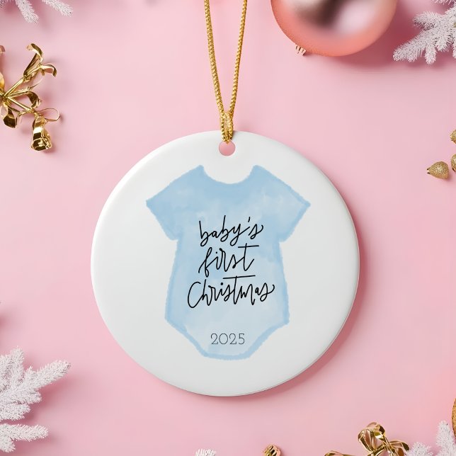 Watercolor Pojke första julprydnad Julgransprydnad Keramik (Baby's First Christmas Ornament | Custom Blue Onesie Keepsake | Personalized Holiday Gift)