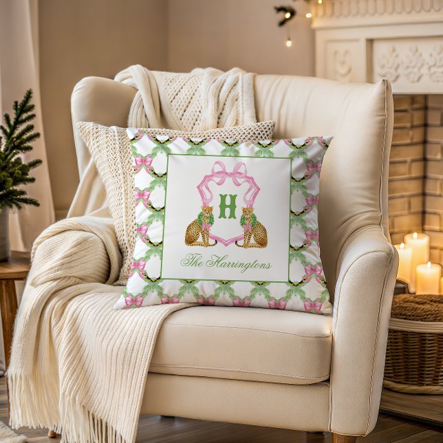 Watercolor Preppy Leopard Christmas Monogram Crest Kudde (Skapare uppladdad)