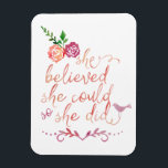 Watercolor Quote som hon trodde att hon kunde, så  Magnet<br><div class="desc">Vackert,  modernt trendig,  kalligraficitat av typen vattenfärg. "Hon trodde att hon kunde det." Med två söt ro blommor och en söt liten chic fågel.</div>