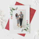 Watercolor Red Winterberry och Holly Photo Julkort<br><div class="desc">Skicka festive cheer i stil med vårt anpassade-fotokort med helgdag- och vinbär med vattenfärg. Denna botaniska utformning av helgdag kombinerar den tidlösa skönheten hos vattenfärgen holly löv med vinterkarmen säsong. Perfekt för familjer, vänner eller hälsning i företaget. Det här fotokortet ger en personlig med plats för ditt favoritfoto och anpassningsbar-meddelande...</div>