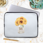 Watercolor Rustic Solros Bouquet i Mason Burk Laptop Fodral<br><div class="desc">Lägg till en liten sommarkontakt till stil med blommigten Watercolor Rustic SunblomBouquet i Mason Burk laptop sleeve! Anpassa monogrammet och gör det till ditt. Lämpligt för bondgårdar,  land och boho stil älskare.</div>