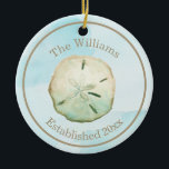 Watercolor Sand Dollar Beach Namn och årsdag Julgransprydnad Keramik<br><div class="desc">Fira din första jul och alla julklappar som följer med detta minnesmärke över prydnadsföremål. Anpassa med ditt namn och din årsdag eller ett etablerat år med enkla textmallar för använda. Hitta matchande produkter i min Sand Dollar Beach Wedding Collection.</div>