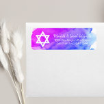 Watercolor Star of David Bat mitzvah Return Returadress Etikett<br><div class="desc">Skicka dina Bat mitzvah inbjudningskort,  kuvertkort för osa och tackkort med dessa lilor för vattenfärg,  violett,  blå returetikett. Redigerbara mallar så att du kan ändra teckensnitt och storleka.</div>