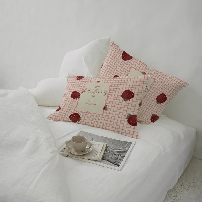 Watercolor Strawberries on Pink Grid- Valentine Prydnadskudde (Skapare uppladdad)