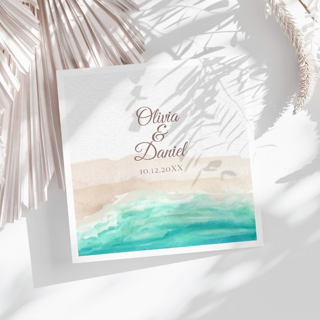 Watercolor Turkos Sandy Beach Wedding Pappersservett (Watercolor Turquoise Sandy Beach Wedding Paper Dinner Napkins on a sunny white table.)