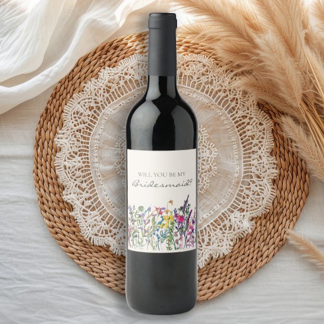 Watercolor Wildblomma Cream Bridesmaid Frieri Vinflaska Etikett (Watercolor wildflowers "Will you be my bridesmaid" bridal party proposal wine bottle labels)