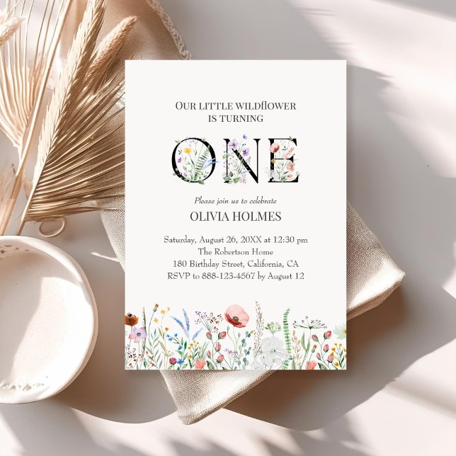 Watercolor Wildblommor 1:a födelsedagsinbjudan Inbjudningar (Watercolor Wildflowers 1st Birthday Invitation on a sunny neutral boho table.)